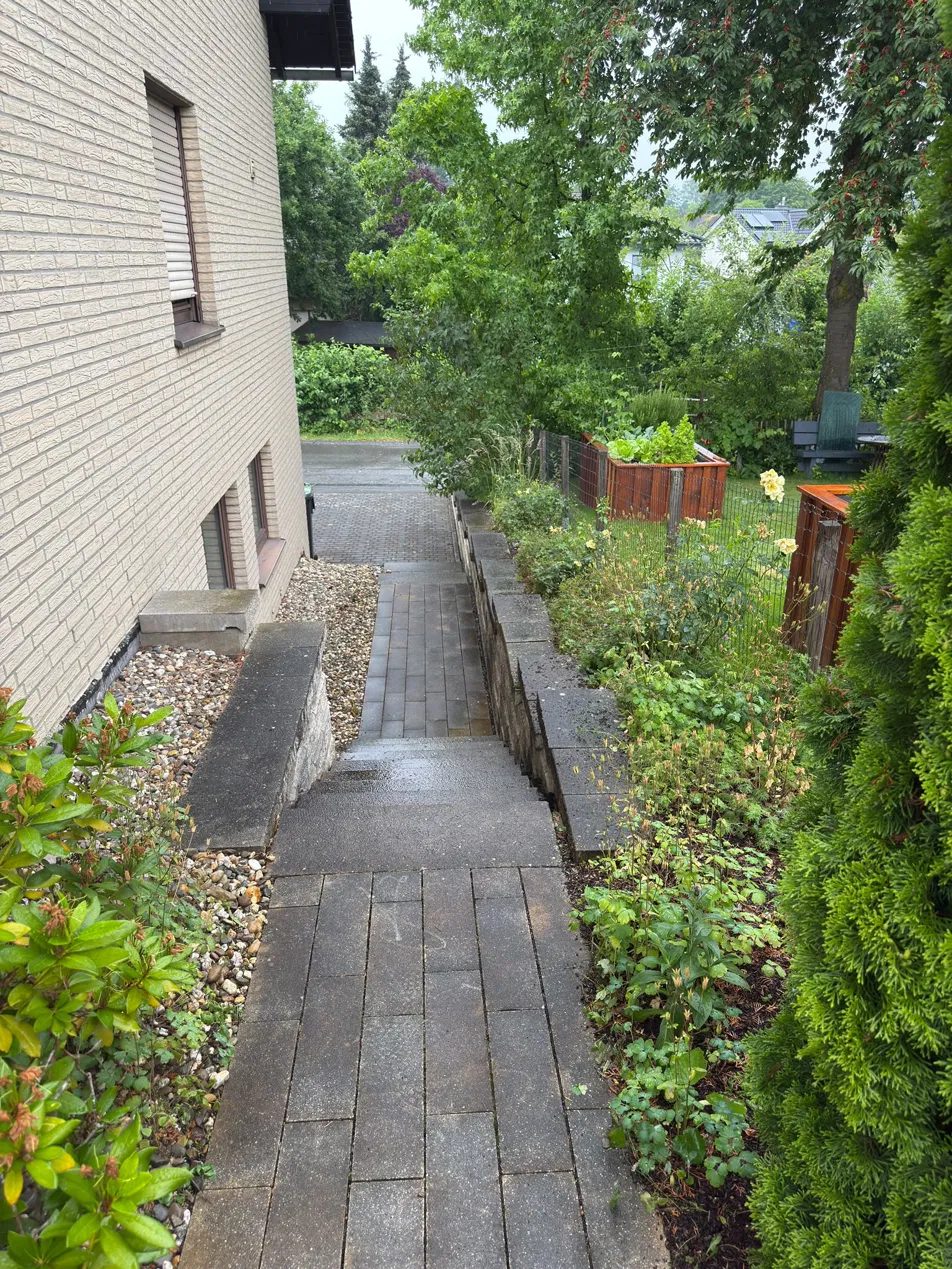 Gepflegter Gartenweg von Jung & Fleißig in Arnsberg